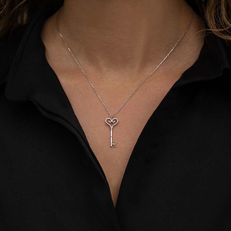 0,01 Karat Pırlanta Aşk Anahtarı Gümüş Kolye