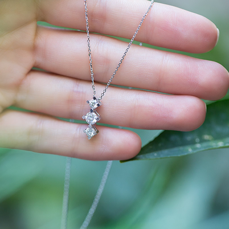 0,78 Karat Forevermark Tria Pırlanta Kolye