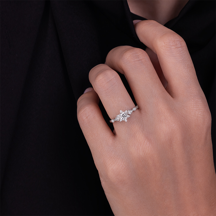 0,42 Karat Lotus Tektaş Pırlanta Yüzük